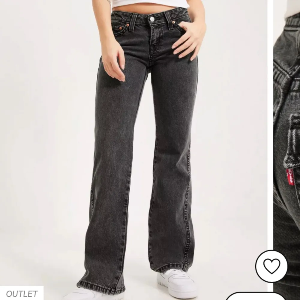 Säljer mina lågmidjade bootcut levi’s jeans då de är förstora. Använda endast 1 gång! Gjort ett extra knapp hål på jeansen, syns knappt och lätt att sy ihop igen. Köptes för 1500, säljer för 1000!! Bilder tagna från hemsidan, skriv för fler!!🥰 . Jeans & Byxor.