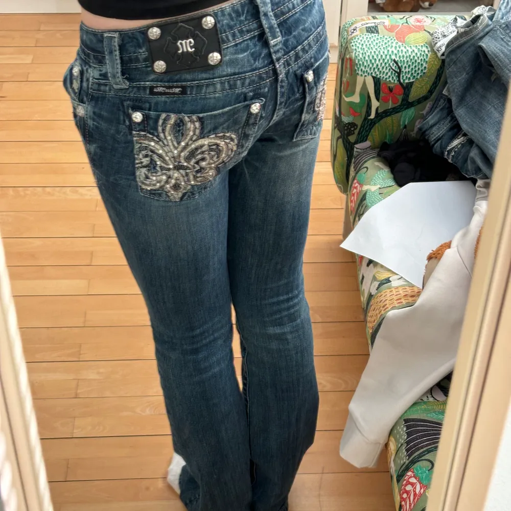 Säljer dessa då jag inte får någon användning av dom!! Det är supersnygga med design på bakfickorna💗💗 Köp direkt för 700😁😁😁De är i storlek 26/32.5!! . Jeans & Byxor.