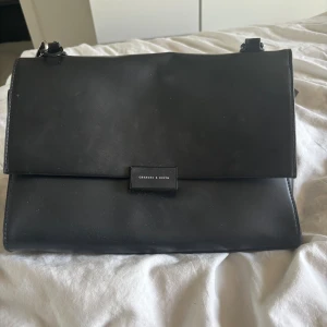 Handväska  - Snygg och stilren handväska 