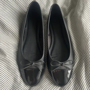 Ballerina skor stl 40 - Helt nya, använda 2 ggr, materialet inuti har blivit lite rynkigt av värme från foten, annars i nyskick, sann i storleken