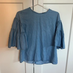 Jeans färgad blus - Super fin jeans färgad blus från massimo dutti 