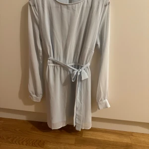 Ljusblå klänning  - Superfin klänning från nakd. Knyte i midjan, bra kvalitet!