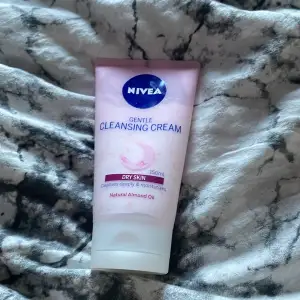Nivea cleansing cream för torr hud. Aldrig använd och i väldigt bra skick!🎀🙏💘