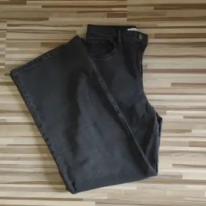 Svarta jeans från Lindex 💕  Viola, Storlek 158 💕 Säljer dem även som blåa, kolla gärna in mitt konto 💕 Kan säljas i bundles med ett paketpris 