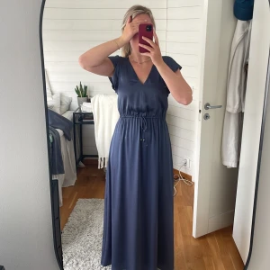 Blå klänning - En jättefin klänning som är använd endast en gång och är därmed i väldigt fint skick! Passar till bal eller annan tillställning⭐️