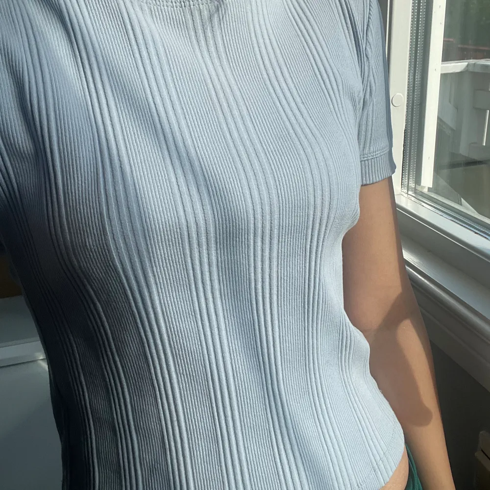 En superfin ljusblå tröja från zara. Knappt använd så den är i nyskick! Storlek xs💕. T-shirts.