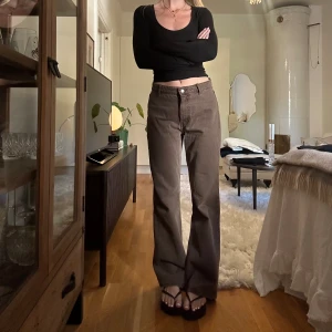 Zara jeans - Så fina jeans från Zara i strl 40 men passar mig som har strl 38 om man gillar oversized fit. Jag är 175 cm ❤️