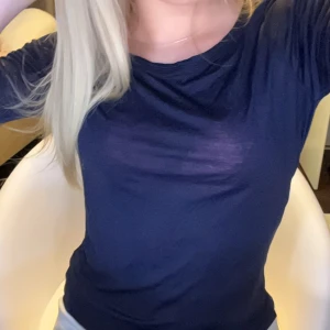 Mörkblå kortärmad topp - Mörkblå kortärmad topp från Filippa K, strl S, tvär skönt material, bra skick, lite lik intimissimi, pris kan diskuteras, dm för mer bilder eller info💞