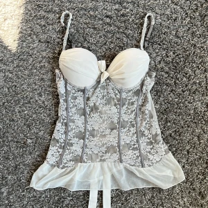 Korsett/ coquette - Säljer pga för stor i bysten😭köpt vintage, köp gärna direkt om du inte har någon fråga💗(går att justera omkrets) 