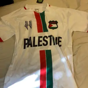Hej! Jag vill sälja min Palestina fotbolltröja som är helt ny jag kan fixa mer bilder free Palestine🇵🇸🇵🇸