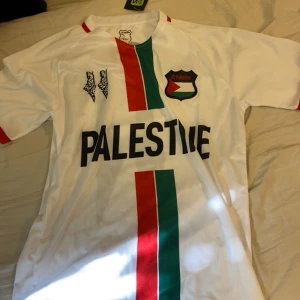 Palestina fotbolltröja  - Hej! Jag vill sälja min Palestina fotbolltröja som är helt ny jag kan fixa mer bilder free Palestine🇵🇸🇵🇸