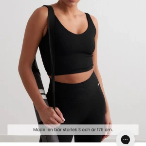 Aimn Bralette - Säljer denna superfina ribbade bralette från aimn. Endast testad men den är lite för stor för mig. 🤍