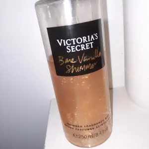 En bodymist som luktar vanilj och ger ett otroligt glow med glitter✨️ Victoria's secret bare vanilla shimmer