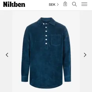 Mörblå Nikben terry skjorta i frotté storlek M / Medium. ”Terry Studio Navy” heter modellen på deras hemsida. Använd 2-3 gånger, i princip nyskick.