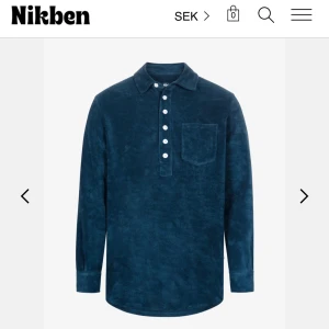 Nikben terry skjorta - Mörblå Nikben terry skjorta i frotté storlek M / Medium. ”Terry Studio Navy” heter modellen på deras hemsida. Använd 2-3 gånger, i princip nyskick.