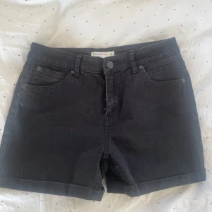 Jeans shorts - Hellu, jag har ett par svarta jeans shorts som ja fick men kom aldrig till användning. De är från lindex denim avdelning. De är använda kanske 3-4 gånger. Inga skador på shortsen eller liknande, de är i storlek 36 <33 (pris kan diskuteras)