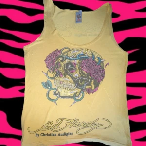 Ed Hardy tröja - Ett fint ed Hardy linne i bra skick förutom några diamanter som har trillat av!❤️ Skriv för mer info!!❤️