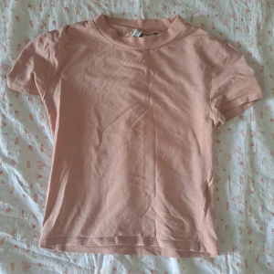 Figurnära t-shirt - Ljusrosa kortärmad topp, jättefin t sommaren <3 Från hm