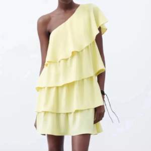 Jag vill göra en intressekoll på denna gula zara volang klänning!🥰🥰❤️❤️ buda❤️❤️❣️❣️köpte på Plick och säljaren sa att den var s men skulle mer säga att den är en m❣️🥰🥰