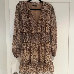 Leopard klänning  - Så fin! Aldrig använd. Ger mobwife vibes och är så fin och perfekt nu till sommaren. 🐆❤️🫶🏼 bilderna är lånade🫶🏼 Hör av dig vid frågor🥰