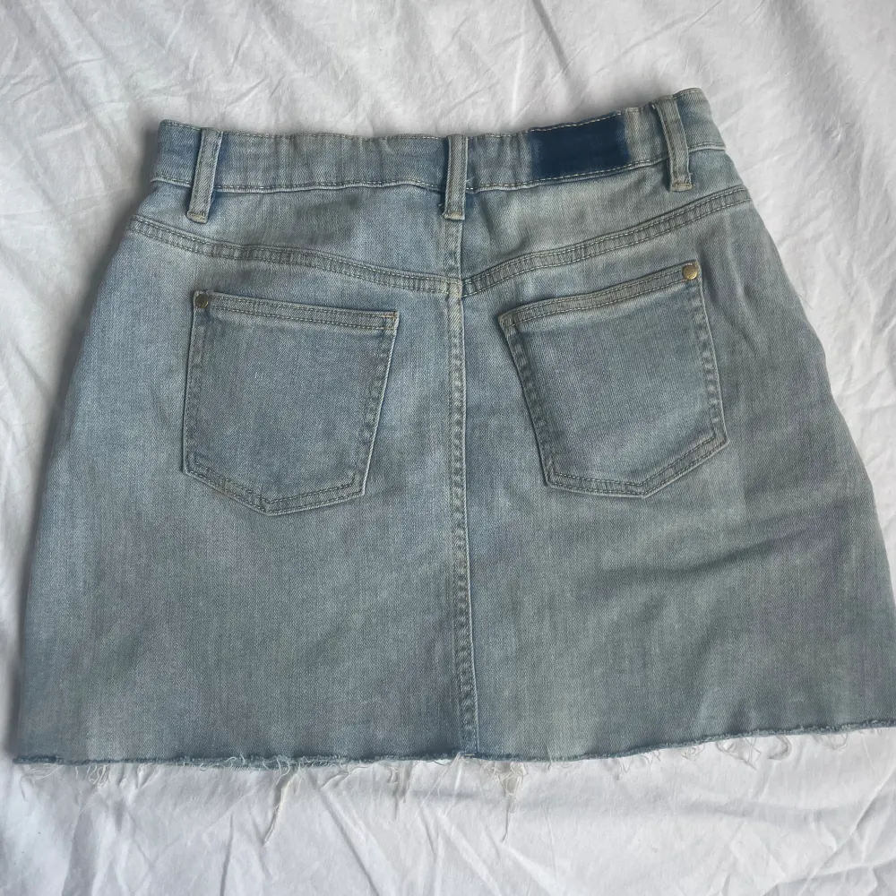 Midwaist kjol skit snygg till sommaren och perfekt längd Märket är okänt och midjemåttet är 32cm. Kjolar.