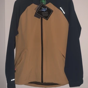 Huvtröja  - Hallå! Jag säljer en oanvänd huvtröja, jag kan ordna fri frakt för ett snabbt köp. Ställ gärna frågor. Nypris: 1299kr Mitt pris: 1100kr