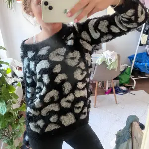 Stickad tröja med leopardmönster