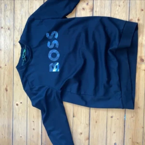 Äkta Hugo boss tröja ‼️ - Riktigt fet Hugo boss tröja köpt från nk 👌 Säljer för 800 kan pruta till 700 !!  Finns kvitto och visa bara att hotja👍✅