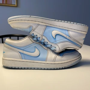 Jordan 1 - Säljer ett par Jordan 1 i storlek 39. Skorna är i bra skick men är lite sliten på vänstra sulan. Om det är något så är det bara att höra av sig⭐️
