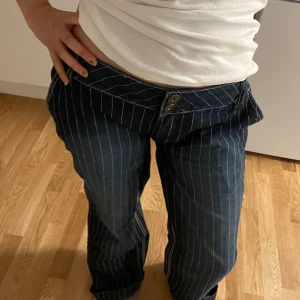 Byxor  - Säljer de eftersom de har tyvärr inte kommit till en användning 🥲den är köpt Secondhand och har märkt att någon har sytt på de när jag köpte de, vilket jag tycker ser bra ut men du  kan få bot de.kommer inte ta mått på byxor❗️de är stretchiga byxor