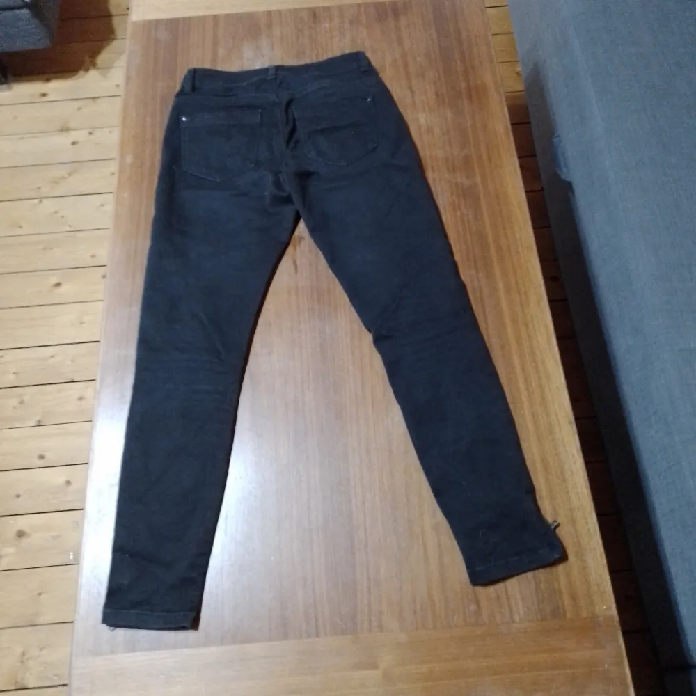 Dragkedja vid höger ficka är fake Dragkedja nere vid benen Hela och rena  Katt finns i hemmet. Jeans & Byxor.