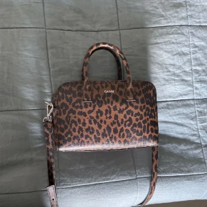 Ganni väska  - Väska från Ganni med långt avtagbart band. Super bra skick. 