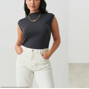 Gina sett - Topp och kjol från Gina Tricot. Kjolen är oanvänd, toppen använd fåtal gånger. Färg: mörk grå. Kjolen är i storlek M och toppen är i storlek S. Kan sälja båda för 300kr, kan sälja separat också. 