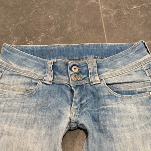 Pepe jeans London - Säljer dessa skit snygga pepe jeans! Storlek är 28 och är ljusblåa💖De är lågmidjade och perfekta jeans för sommaren, skriv för mer frågor🫶🏻