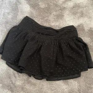 Jätte söt mini kjol😻😻från Gina Young ❤️❤️funkar som både kjol och topp😻 använd ändast en gång, frakt ingår ej❤️