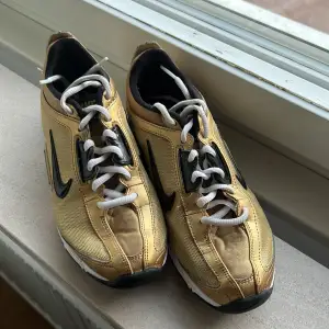 Helt oanvända gyllene Nike air Max skor 