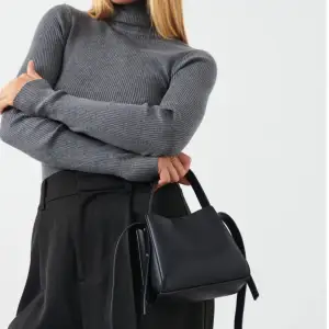 Handväska/axelbandsväska från Gina tricot, aldrig använd💕💕