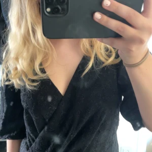 Klänning - Jättefin V-ringad klänning ifrån .OBJECT, använd 1 gång. Superbra skick! Använd köp nu!💕 (Säljer min mammas, lite förstor på mig)