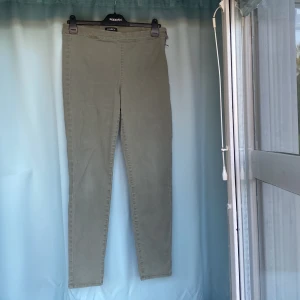 Byxa  - Grön byxa i modell tights Använda 100% Bomull  2% Elastisk 