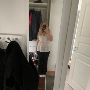 Super söt blus ifrån Odd Molly - Jättegullig blus ifrån Odd Molly. Jättebra skick. Osäker på strl men passar M-L. Använd köp nu!💕