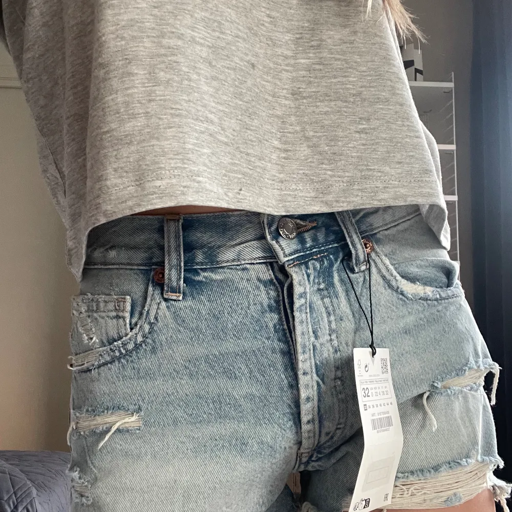 Säljer dessa blåa jeansshorts ifrån zara helt oanvända med lappen kvar. Finns inte längre kvar på hemsidan. 💕. Shorts.
