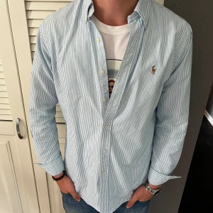 Ralph Lauren skjorta - Säljer sena snygga ralph lauren skjorta då den inte fall mig i smaken riktigt. Bara använd någon gång och är i riktigt fint skick. Strl S men sitter som en M. Sitter bra på mig som är 185 och väger ca 70kg. 