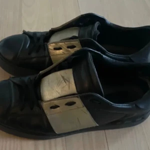 Valentino skor  - Säljer ett par svart guldiga valentino opens för endast 999kr skicka 8/10 i strl 42