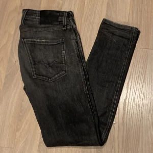 Replay Anbass - Säljer nu dessa asfeta Replay Anbass jeans i ett gott skick (finns en lagning i skrevet men syns ej). Storlek 32/32. Detta är en sällsynt modell (aged eco 05) väldigt svår att få tag på. Nypris ligger på ca 1800kr❌ mitt pris endast 579kr✅