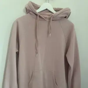 Ljus rosa hoodie från Gina tricot i storlek xs, säljs på grund av att jag inte använder den nånting, köpte för cirka två år sedan och använt kanske fem gånger sen dess, pris går att diskutera🩷🎀