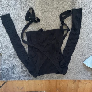 Knyt kofta - Knyt kofta, volanger på axlar, super söt och skön 