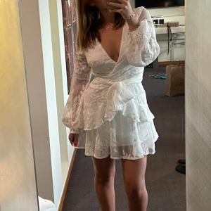 Selfie leslie klänning - Size S, kan sitta som XS. Knytband i mitten och ballongärmar. Använd två gånger!
