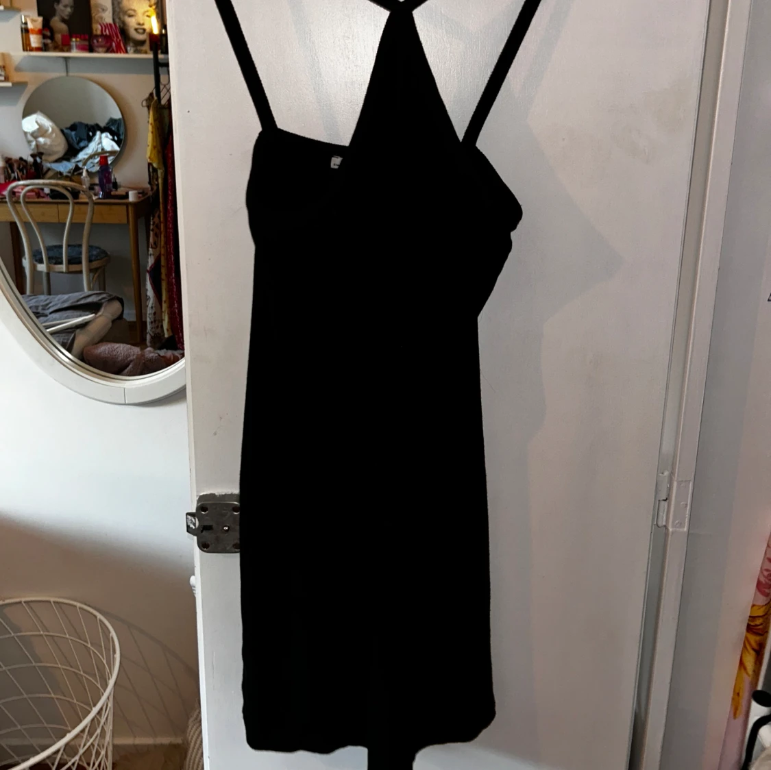 Svart korsad klänning - 90