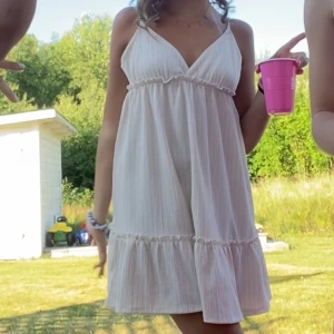 kort sommarklänning - Vacker kort sommarklänning från H&M köpt förra året😌Använd en gång och kommer ej till användning då den är lite för stor tyvärr😢Storlek M men funkar som S med. Skriv privat för mer bilder🥰 (kan gå ner i pris vid snabba köp)