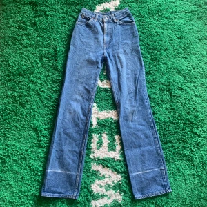 Levis jeans - Vet tyvärr inte vilken modell det är. Storlek: Midja 31 cm. Längd 110 cm. Benöppning 20,5 cm. Uppskattat skick 8,5/10. Skicka ett meddelande innan köp!